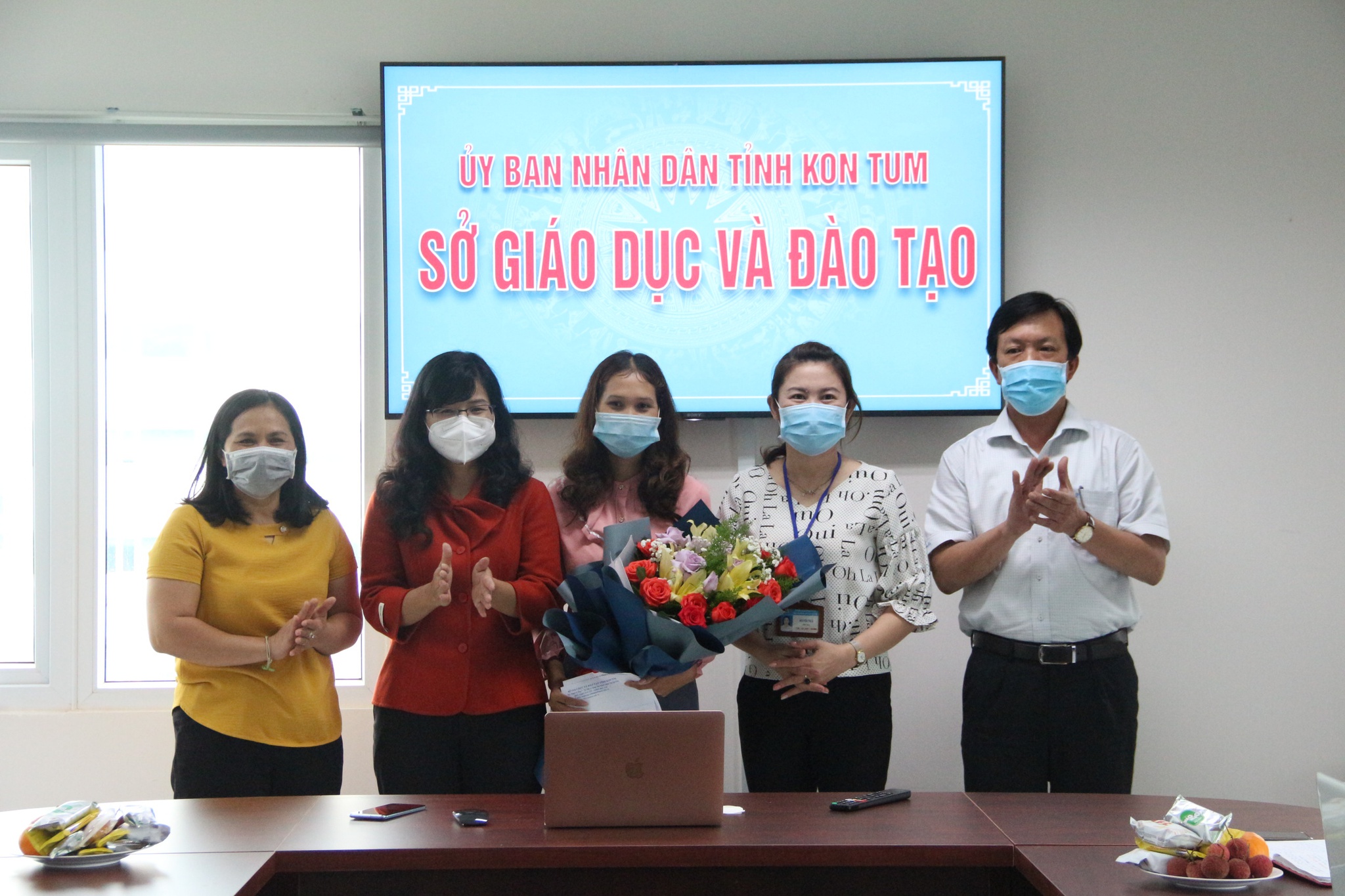 Cô giáo Nàng Xô Vi (giữa) là giáo viên trẻ nhất trúng cử đại biểu Quốc hội /// ĐỨC NHẬT